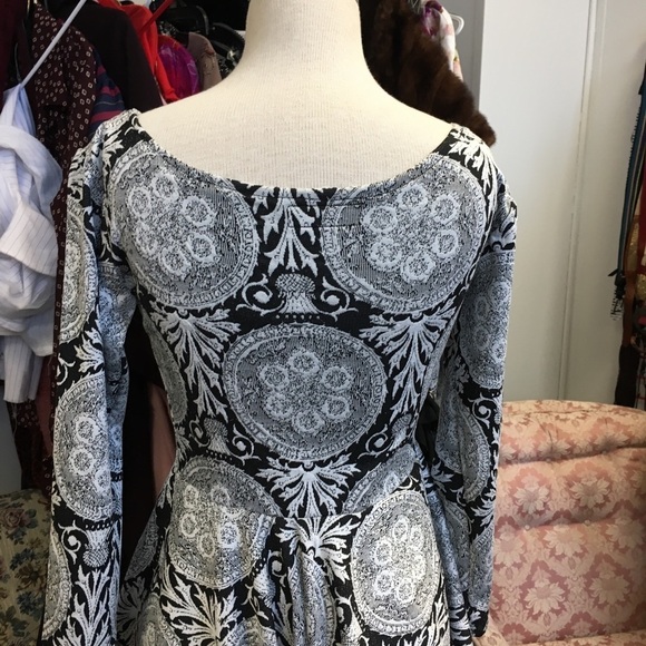 Black and white skater dress - Picture 7 of 8